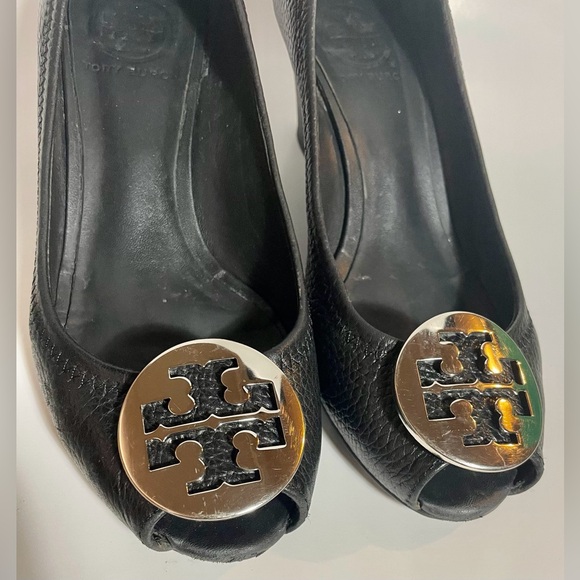 Tory Burch Sally 2 Black Leather Silver Medallion Wedge Pumps - Picture 9 of 9